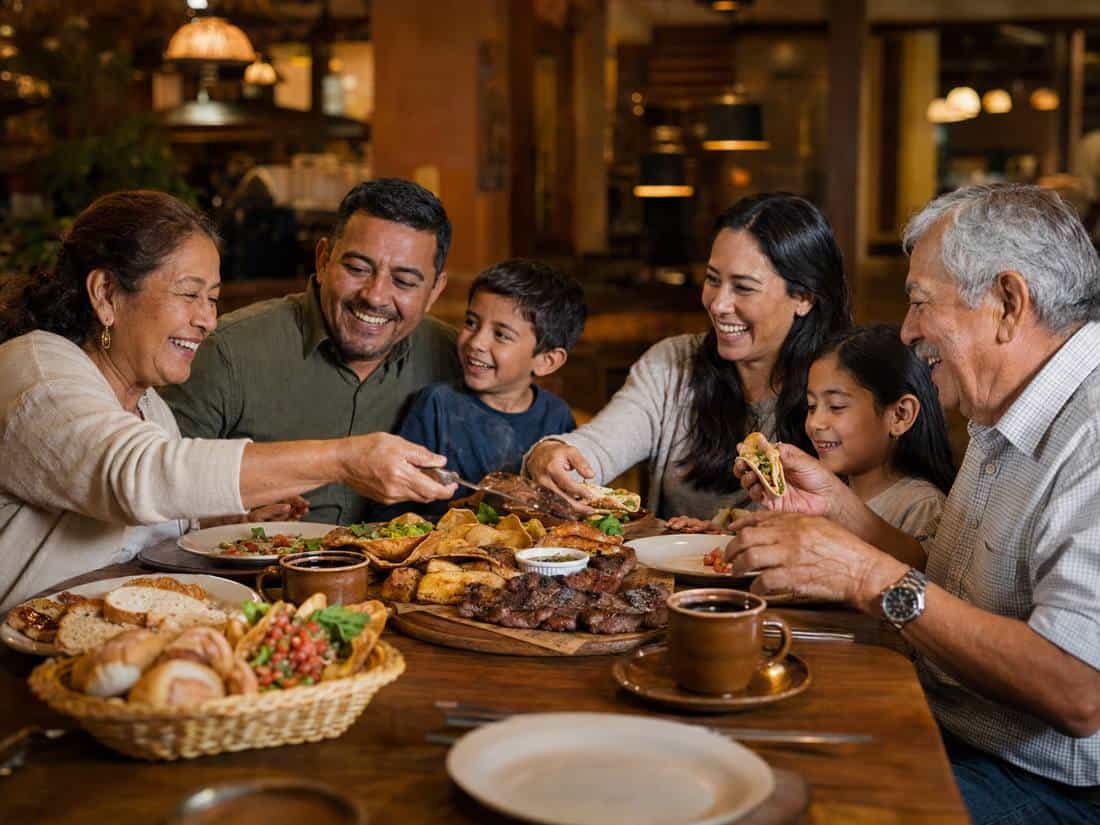 Familia compartiendo en la mesa de San Carlos